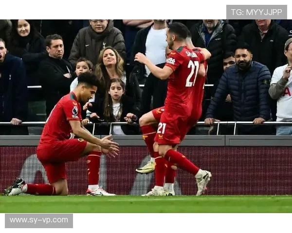 狼队与热刺全场激战回顾球迷热情高涨精彩瞬间不容错过 狼队与热刺全场激战回顾球迷热情高涨精彩瞬间不容错过